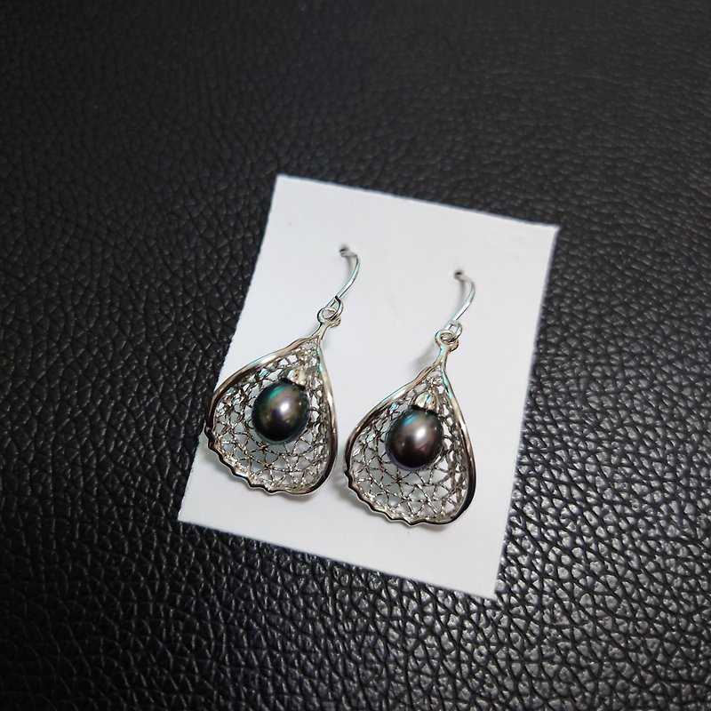 Pearl Earrings - hollow shell style - Earrings & Clip-ons - Pearl Black