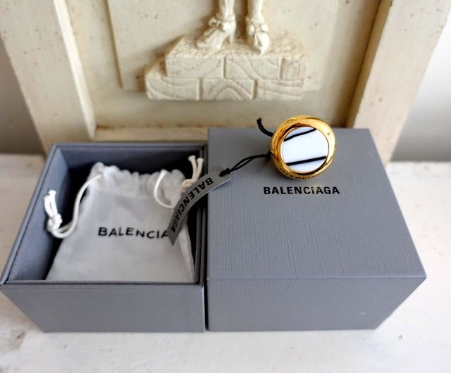 Neveah Thenes  BALENCIAGA15000310 gift box  packaged  Facebook