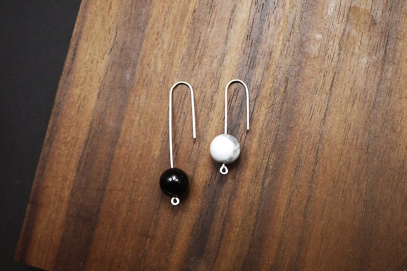 Minimalist Series Black and White Mix - 925 Sterling Silver Earrings - ต่างหู - เครื่องเพชรพลอย สีเงิน
