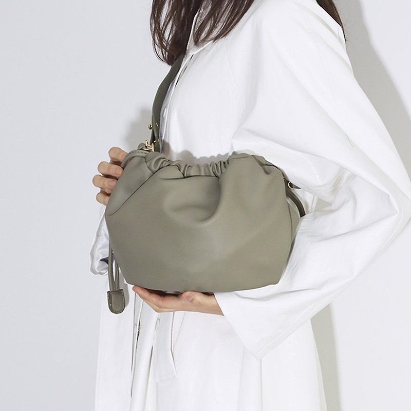 MUR Korean Prim  Vegan Leather bag (KHAKI) - กระเป๋าแมสเซนเจอร์ - วัสดุอีโค 
