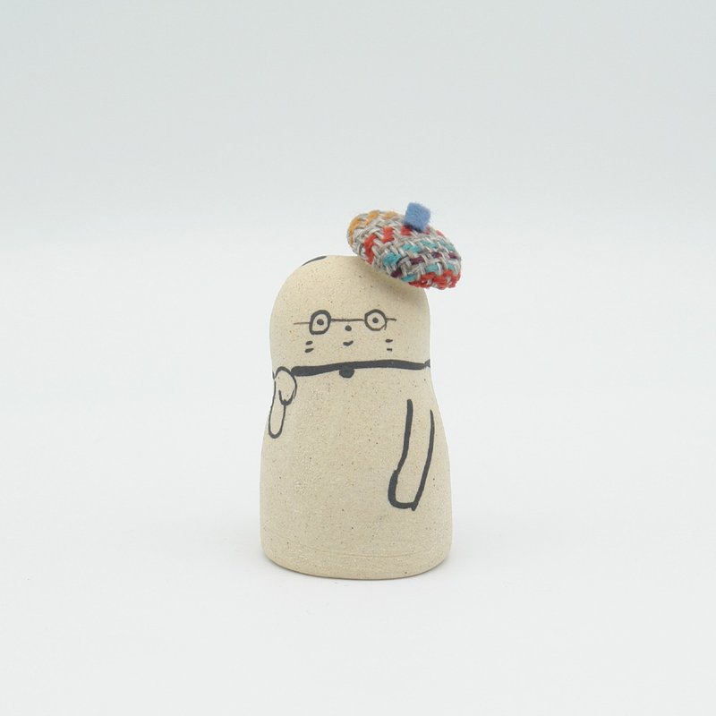 手作り陶人形　小さなベレー帽をかぶったメガネ招き猫 - 擺飾/家飾品 - 陶 卡其色