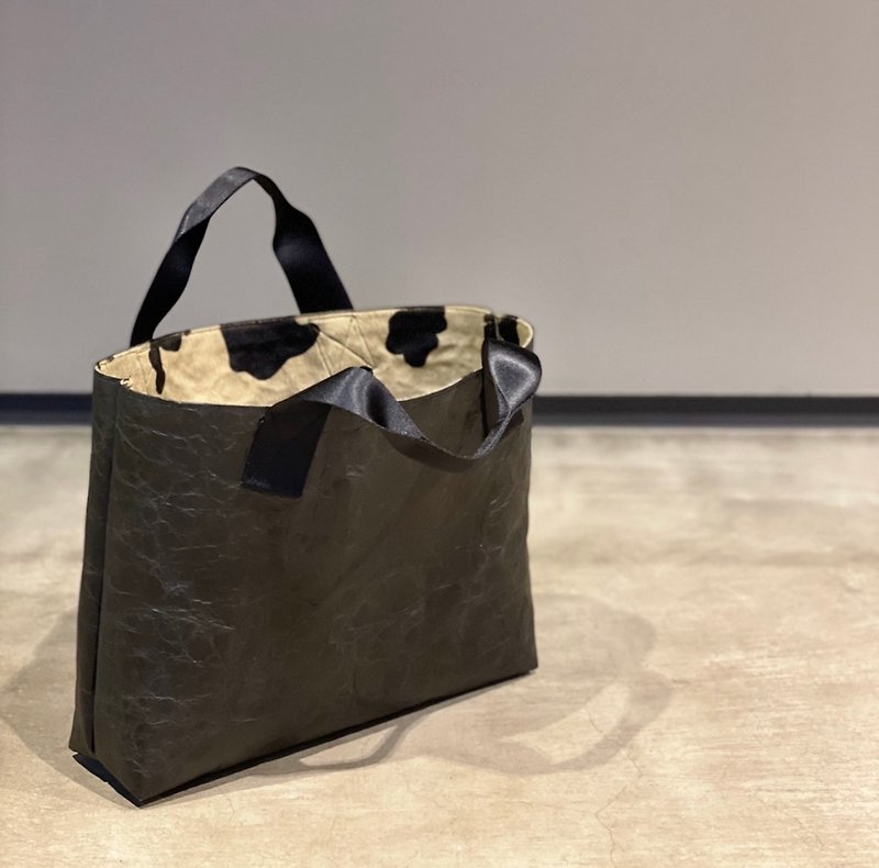 [Tokyo] Special material ecological tote bag black cow pattern fur/shallow M - Handbags & Totes - Waterproof Material Black