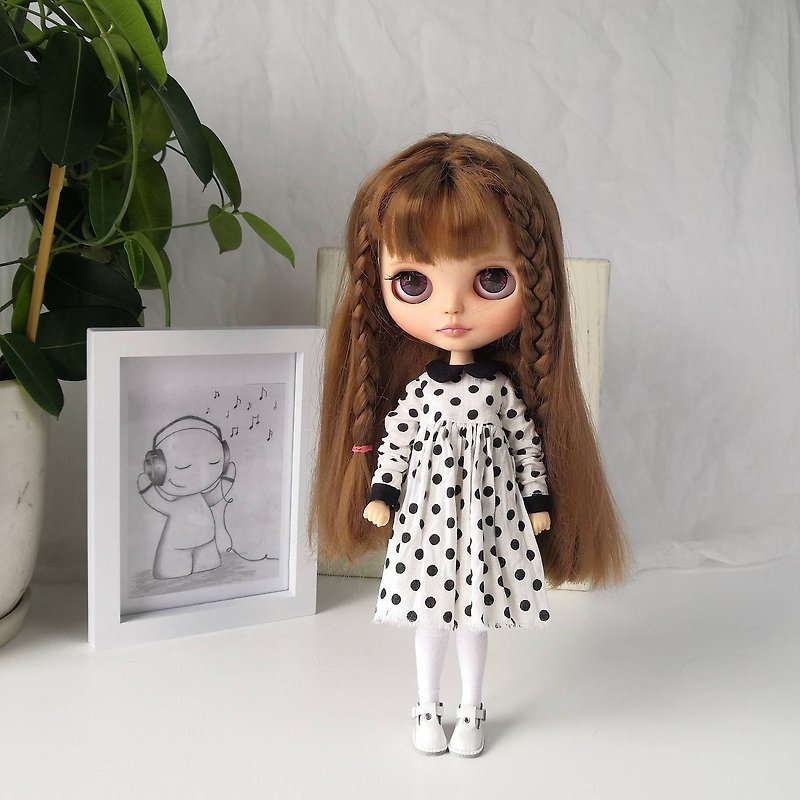 White dress with black polka dots Blythe doll. Clothes for Blythe doll. - ตุ๊กตา - ผ้าฝ้าย/ผ้าลินิน 