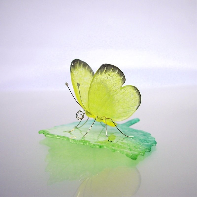 Glass butterfly yellow butterfly on leaf - Items for Display - Glass Yellow