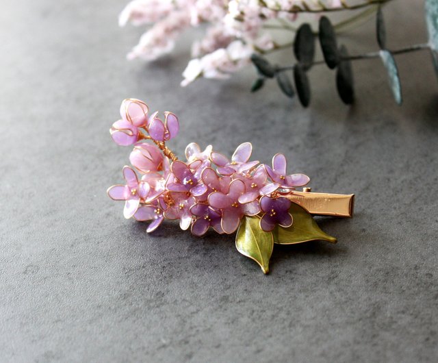 パープルの花のヘアクリップ】ライラックの小花とつぼみのヘアクリップ手作りブロンズ樹脂髪飾り/ヘアクリップ - ショップ olistudio  ヘアアクセサリー - Pinkoi