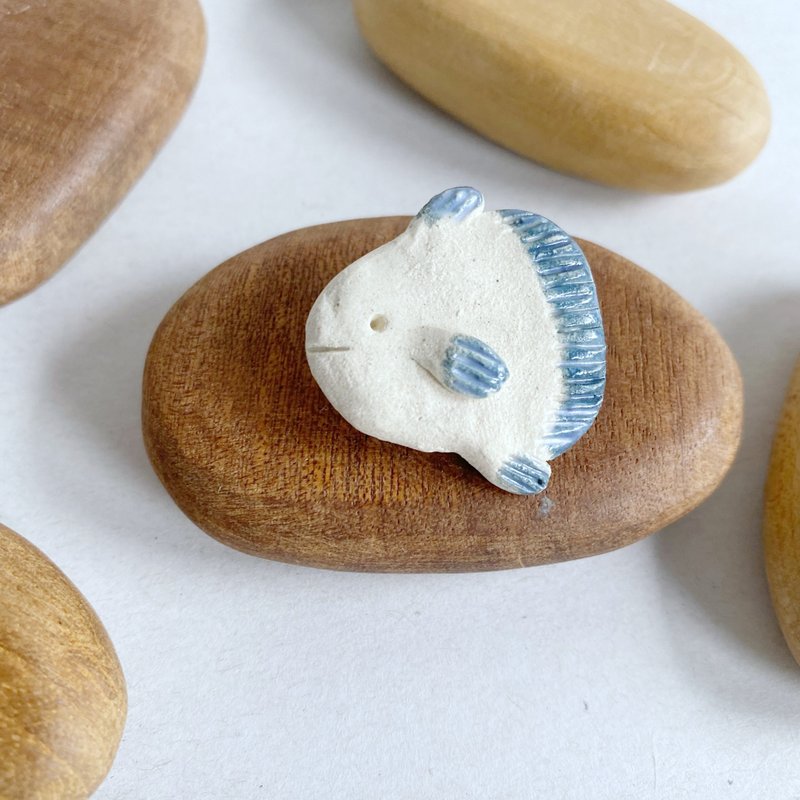 フィッシュブローチ / ハンドメイドセラミック - ブローチ - 陶器 ホワイト