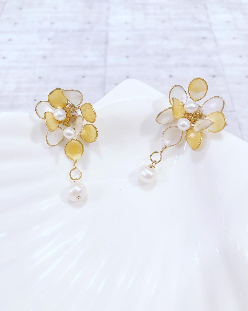 Dance of Two Colors, Gold and Silver Drop Pearl Earrings - ต่างหู - เรซิน สีทอง