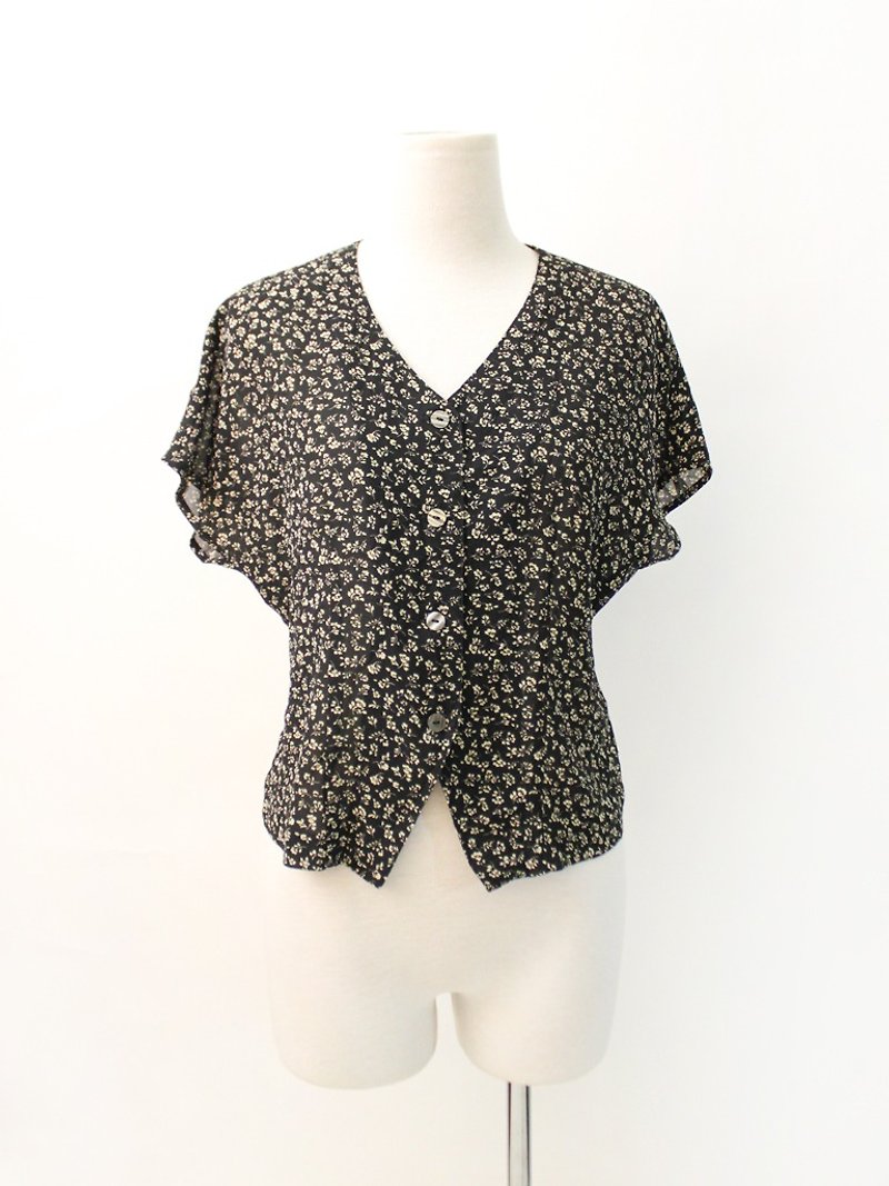 Vintage French Sweet Big V-neck Floral Black Short Sleeve Vintage Shirt Vintage Blouse - เสื้อเชิ้ตผู้หญิง - เส้นใยสังเคราะห์ สีดำ