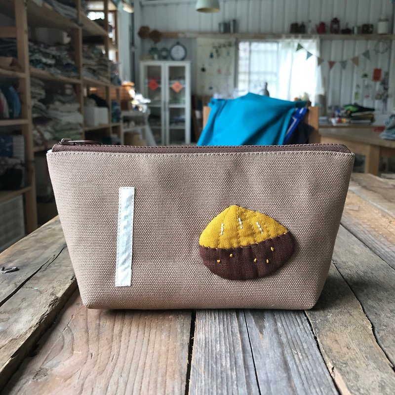 Autumn chestnut zipper storage bag / Khaki bottom - กระเป๋าเครื่องสำอาง - ผ้าฝ้าย/ผ้าลินิน สีเหลือง