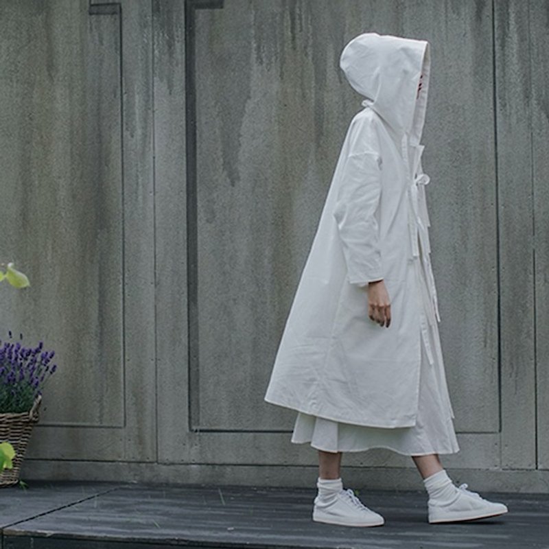 白色 極簡風打結鬥篷白色風衣 長款女巫連帽外套 哥本哈根的印記 - 女西裝外套 - 棉．麻 白色