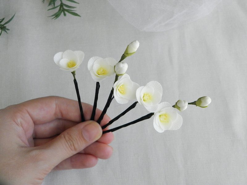 White flowers hair clip Small floral hair piece for woman - Hair Accessories - Other Materials White