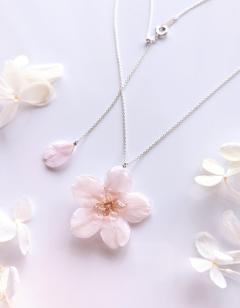 [Made to order] [SV925] Everpink. Somei Yoshino cherry blossom petal swaying flower lover finished with real cherry blossoms and carefully selected flowers. Adjustable slide ball. Azuki chain. - Long Necklaces - Resin Pink