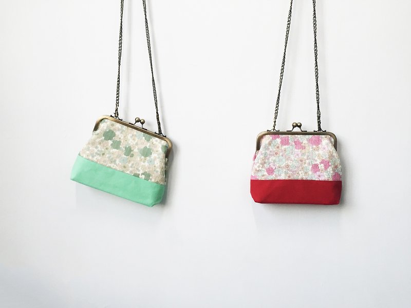 Green with red flowers  clasp frame bag/with chain/ cosmetic bag - กระเป๋าคลัทช์ - ผ้าฝ้าย/ผ้าลินิน สีเขียว