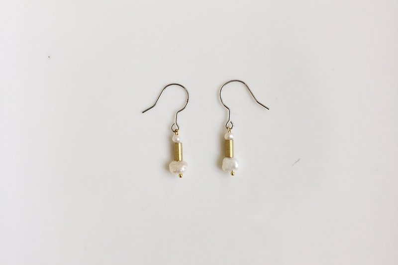 Love series of warm brass pearl earrings - ต่างหู - โลหะ ขาว