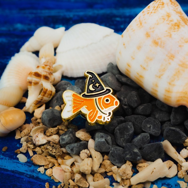 Goldfish Wizard Enamel Pin - 胸針 - 其他金屬 多色