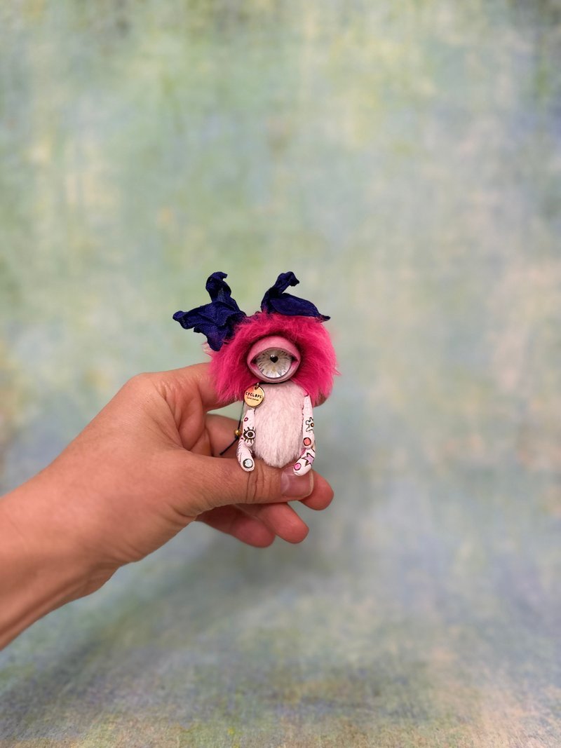 Tiny pink&white cyclop with tattoo _ MADE-TO-ORDER! - ตุ๊กตา - วัสดุอื่นๆ หลากหลายสี