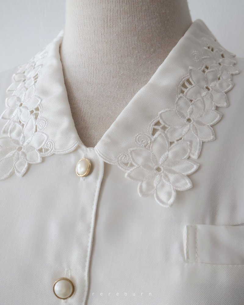 Japanese-made vintage floral embroidered collar loose long-sleeved white vintage shirt - Women's Shirts - Polyester White