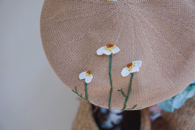 Lu Lita hand-embroidered chamomile hand-made painter hat spring and summer beret - หมวก - งานปัก สีกากี