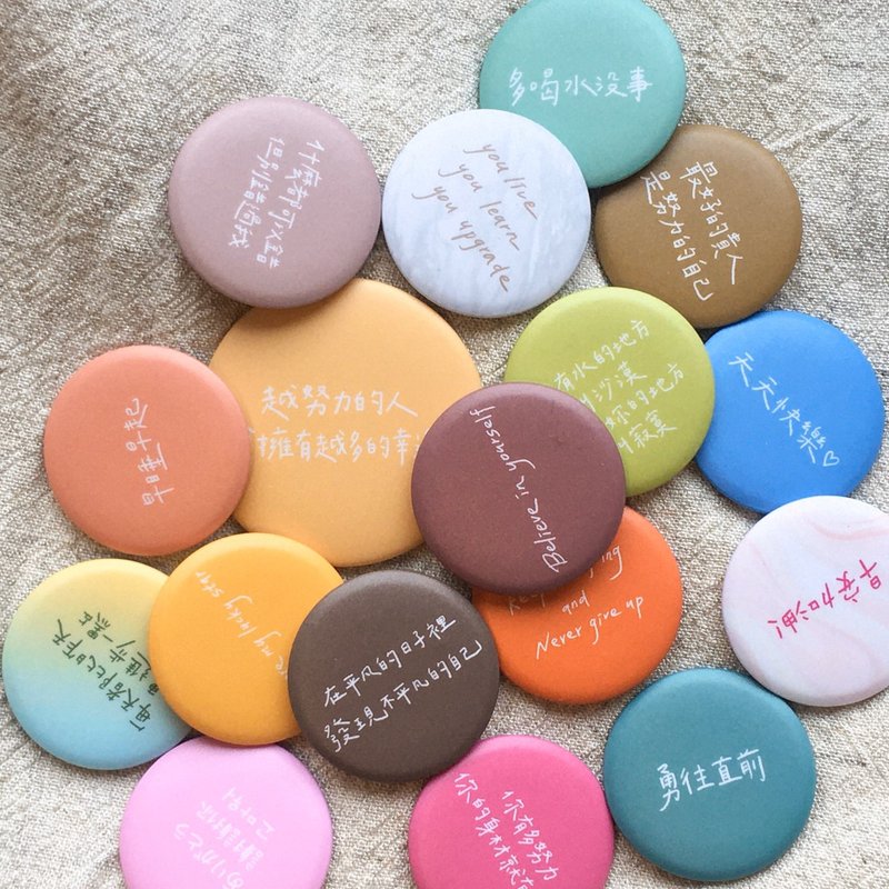 Customized handwritten text magnet & badge - Brooches - Plastic Multicolor