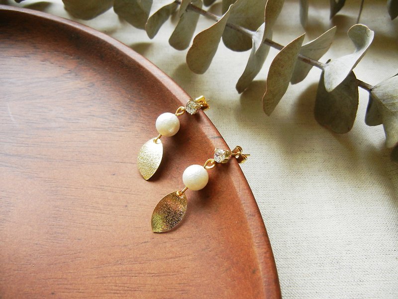 **Leaf-shaped Bronze Pattern, Beads and Diamond Earrings - Earrings & Clip-ons - Gemstone Gold