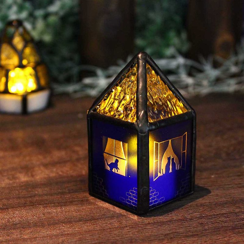 [Blue house with a cat] Stained glass, mini lamp with LED light, personalized (option sold separately) - โคมไฟ - แก้ว สีน้ำเงิน