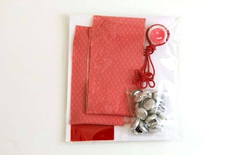 Handicraft kit bracelet made with kimono - เย็บปัก/ถักทอ/ใยขนแกะ - ผ้าฝ้าย/ผ้าลินิน สีแดง