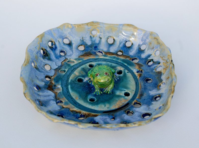 Ceramic berry bowl Frog figurine Blue vase with holes Candy bowl Fruit bowl - ถ้วยชาม - ดินเผา หลากหลายสี