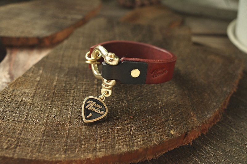 Saddle Buckle PICK Genuine Leather Bracelet - สร้อยข้อมือ - โลหะ สีนำ้ตาล