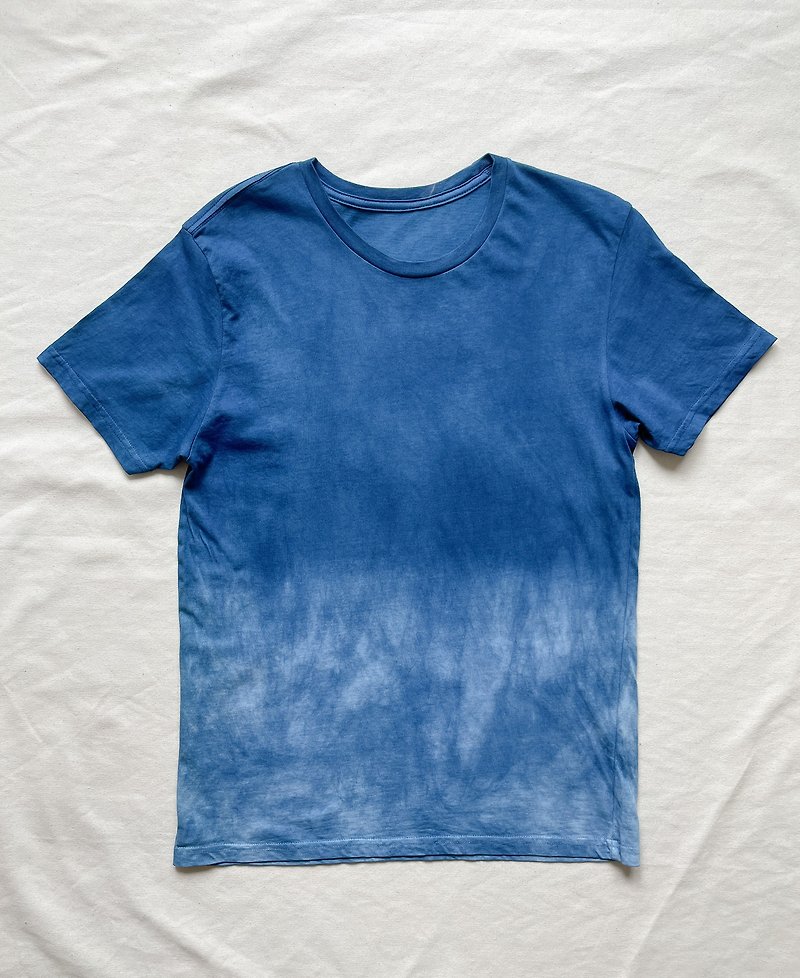 Made in Japan Midnight Blue Dark Night and Sea Indigo Dyed Organic Cotton T-shirt Indigo dyed indigo organic cotton JAPANBLUE - เสื้อยืดผู้หญิง - ผ้าฝ้าย/ผ้าลินิน สีน้ำเงิน