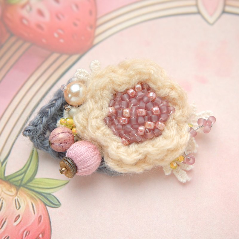 Hand-crocheted and beaded brooch, Pink - เข็มกลัด - วัสดุอื่นๆ สึชมพู