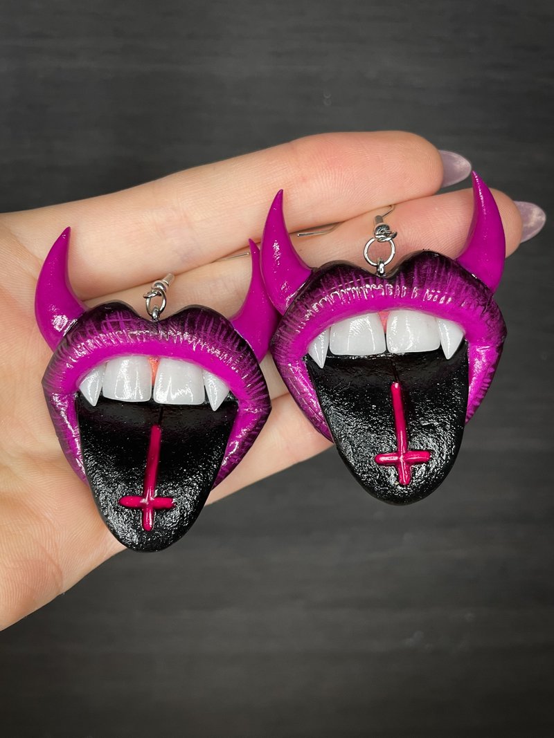 Earrings. Pink lips with horns. - 耳環/耳夾/耳骨夾 - 黏土 