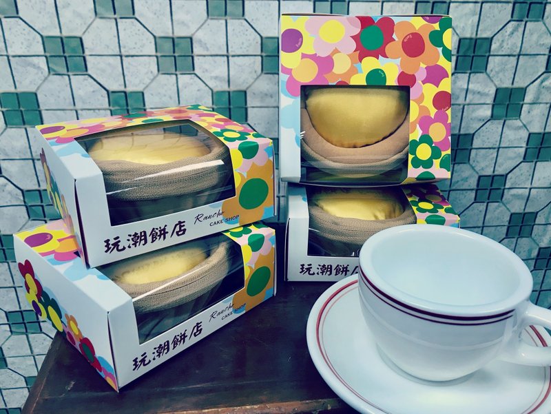 Egg tart box**Small model with egg tart box** - อื่นๆ - วัสดุอื่นๆ สีเหลือง