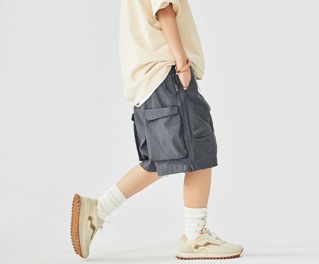 Zip up cargo outlet shorts