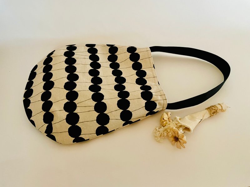 Pill-shaped single handle shoulder bag. Double compartment interior pocket. Japanese design cloth - กระเป๋าแมสเซนเจอร์ - ผ้าฝ้าย/ผ้าลินิน สีดำ