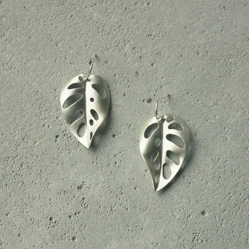 Tropical plants - hole philodendron sterling silver earrings Tropical series - ต่างหู - เงินแท้ สีเงิน