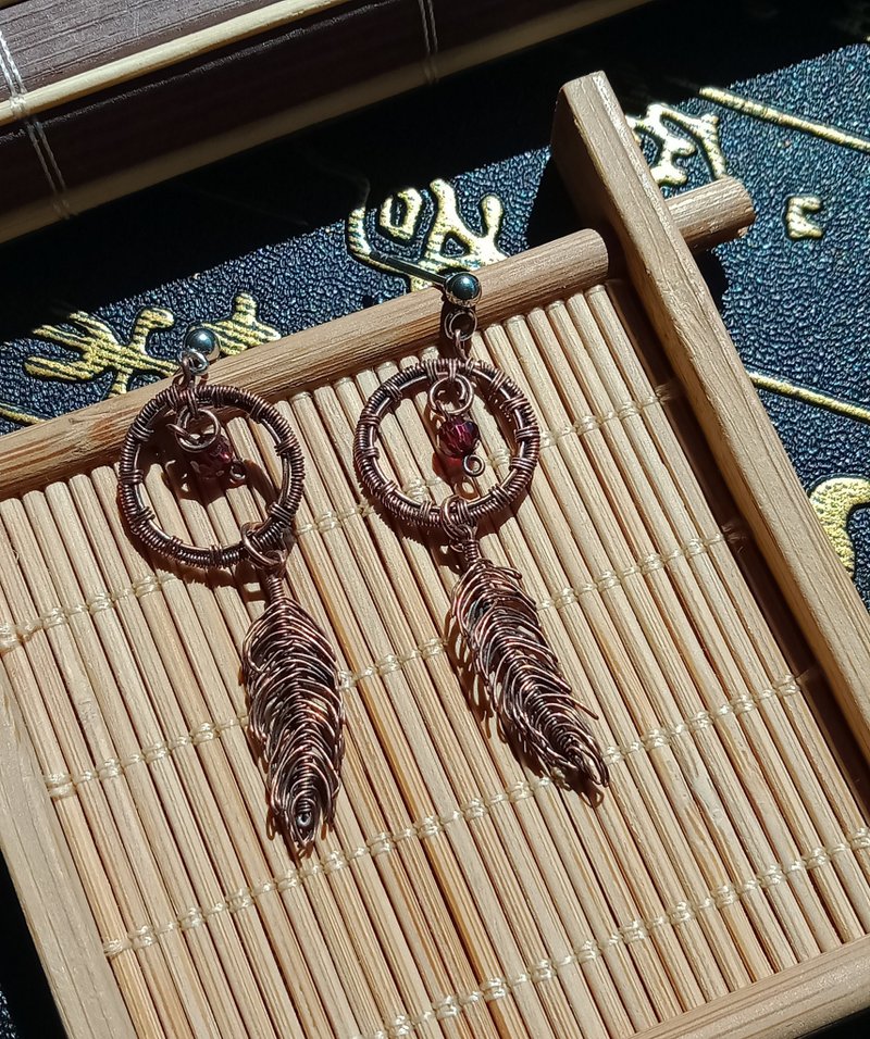 Anonymous mountains and rivers. earrings. feather. Red pomegranate cut beads. metal braid - Earrings & Clip-ons - Gemstone Brown