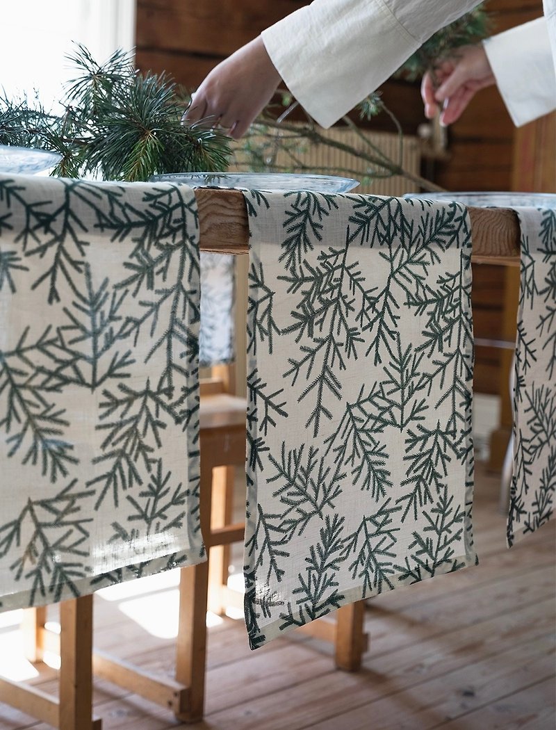 北欧デザイン-GRANRIS BORDSLÖPARE テーブルランナー モミのクリスマスツリー テーブルランナー - ランチョンマット - フラックス グリーン