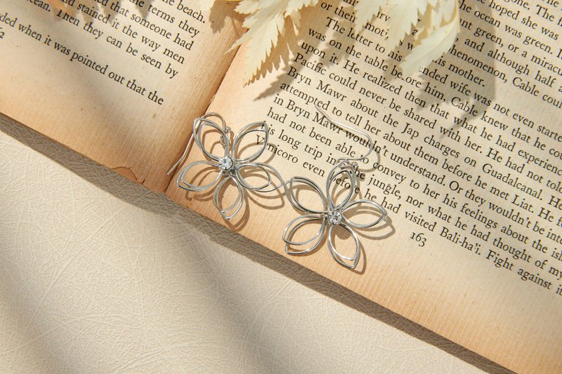 New York, USA brings back vintage Silver flower earrings - ต่างหู - โลหะ สีเงิน