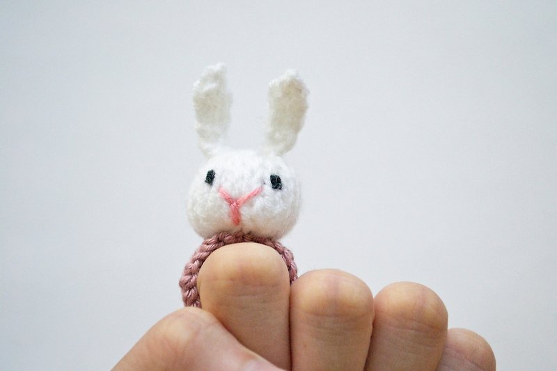 White Rabbit knitted amigurumi ring - แหวนทั่วไป - วัสดุอื่นๆ ขาว