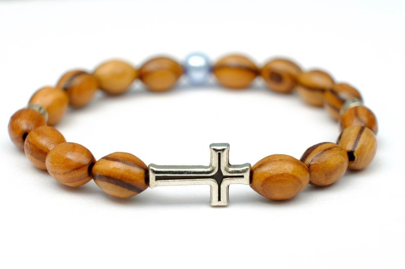 Bracelet imported 9mm oval olive wood beads with Swarovski pearls and crosses - สร้อยข้อมือ - ไม้ หลากหลายสี