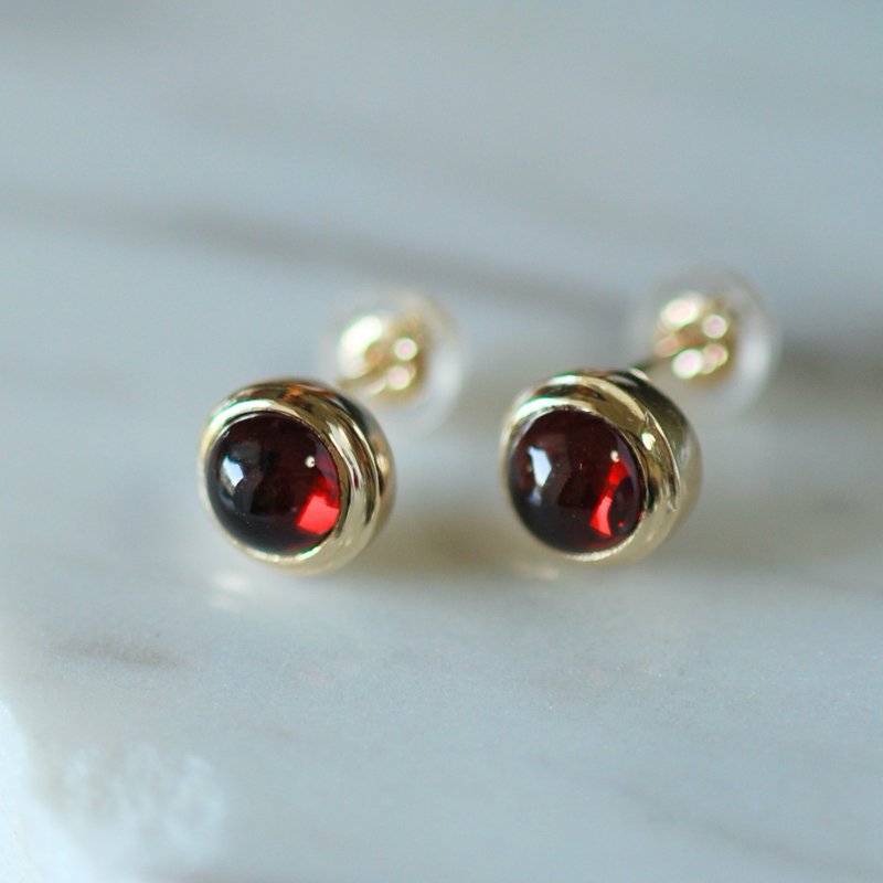 Purunto red fruit Garnet single pierced earring / K10 [Made-to-order] - Earrings & Clip-ons - Gemstone Red