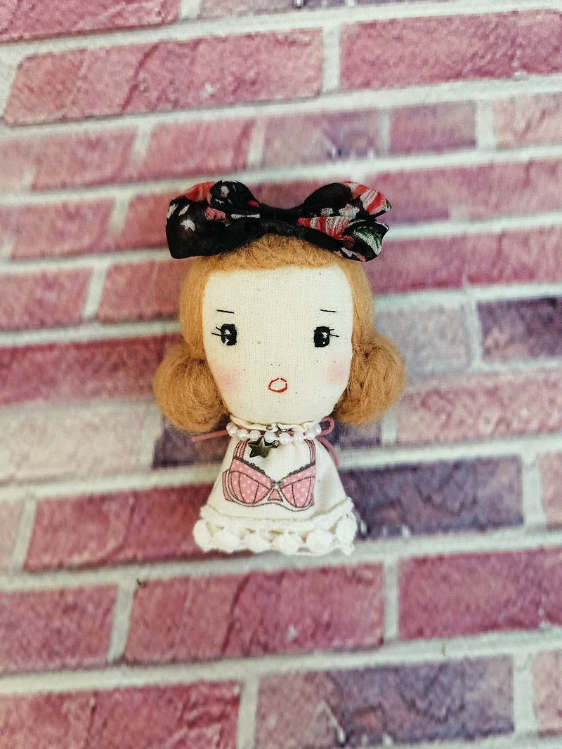Handmade brooch- Shocked Girl in big ribbon - ตุ๊กตา - ผ้าฝ้าย/ผ้าลินิน 