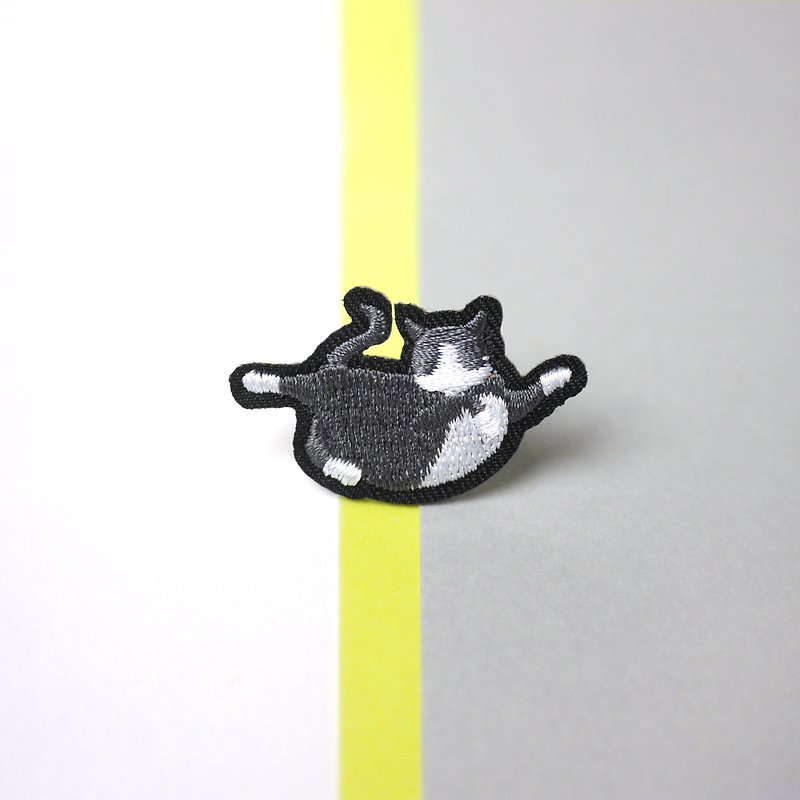 Blue-grey Cat Kitten Embroidery Pin brooch - เข็มกลัด - งานปัก 
