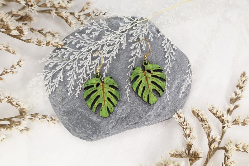 Turtle taro solid wood earrings - Earrings & Clip-ons - Wood Green