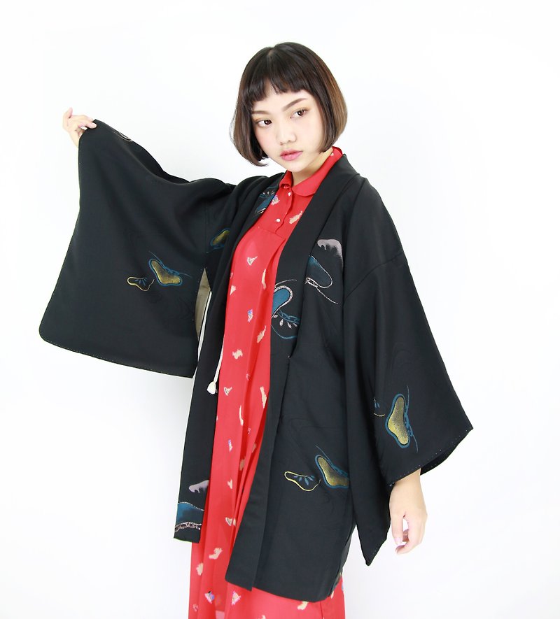 Back to Green :: Japan back kimono feather weaving aurora glamorous honeysuckle embroidery // men and women can wear // vintage kimono (ki-114) - เสื้อแจ็คเก็ต - ผ้าไหม 