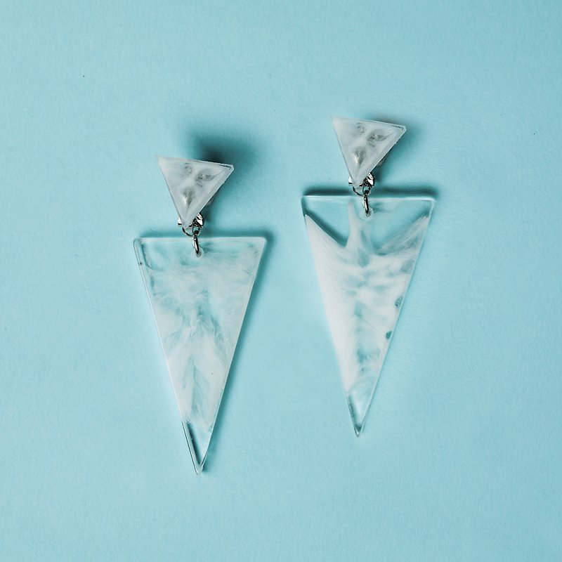 【2018 Resort Collection】奇幻雙三角冰塊耳環 - 耳環/耳夾 - 樹脂 透明