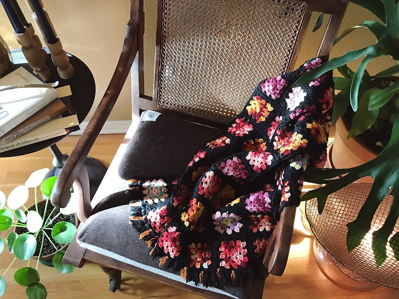 早い手編み絨毯/黒い小花 - 毛布・かけ布団 - その他の素材 多色