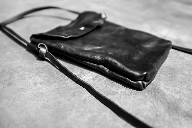 【秋冬新时尚】手工牛皮手機包覆蓋褶皺 - 側背包/斜孭袋 - 真皮 黑色