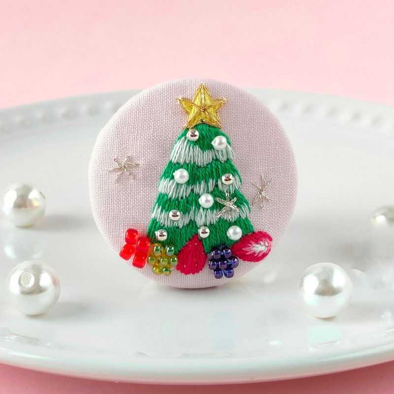 Christmas tree cake with berries and embroidered brooch or hair tie - เข็มกลัด - ผ้าฝ้าย/ผ้าลินิน สีเขียว