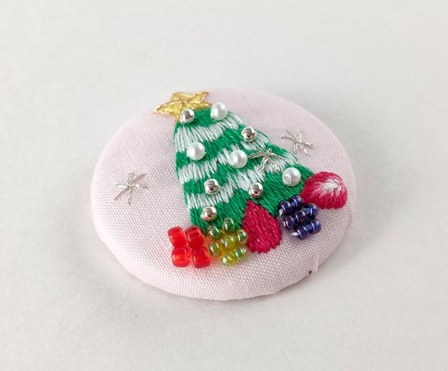 クリスマスツリーケーキ〜ベリー添え〜刺繍ブローチorヘアゴム - ショップ かなちゃん手刺繍工房 ブローチ - Pinkoi